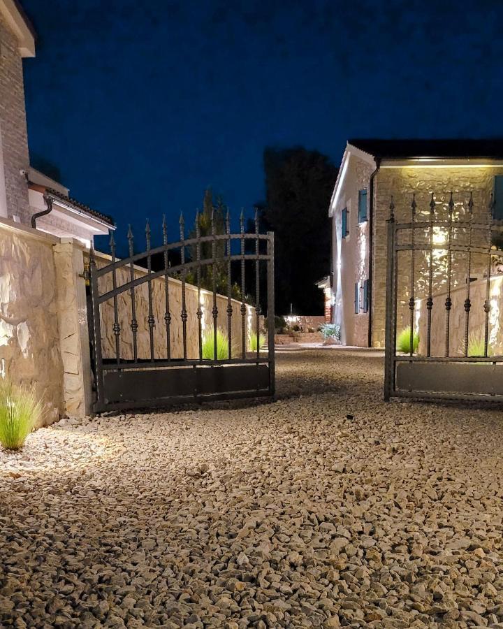 Villa Alara - Charming Villa With Heated Swimming Pool Milohnici Exterior foto